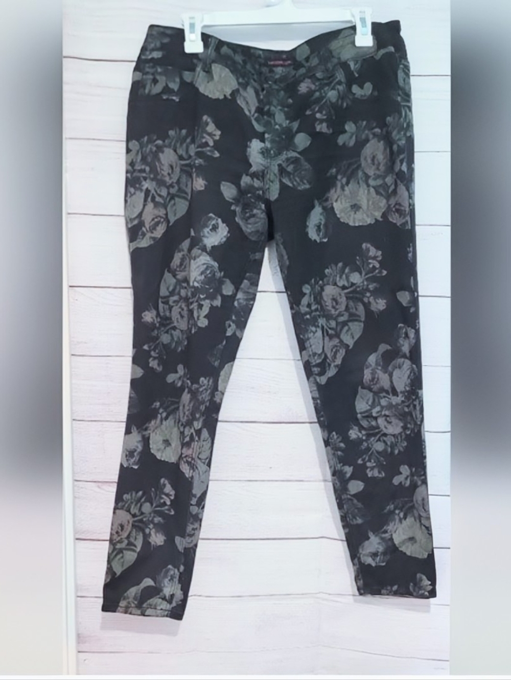 Nwot Material Girl  lightweight floral Print / Pattern  stretch jeans Size 15